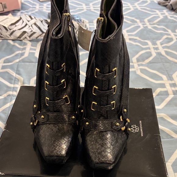 Guess Black Textured Heeled Boots with Gold Details - Picture 1 of 4